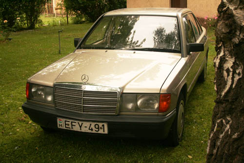 Mrs. Csikós Mercedes-benz 190 D-je elölről