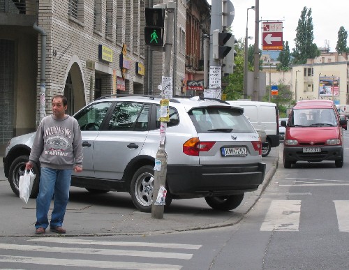 Szabálytalanul parkoló BMW X3 a IV. kerületi Árpád úton. Fotó: Rácz Tamás